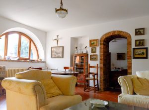 Indoor - Tenuta la Santissima, yellow living area